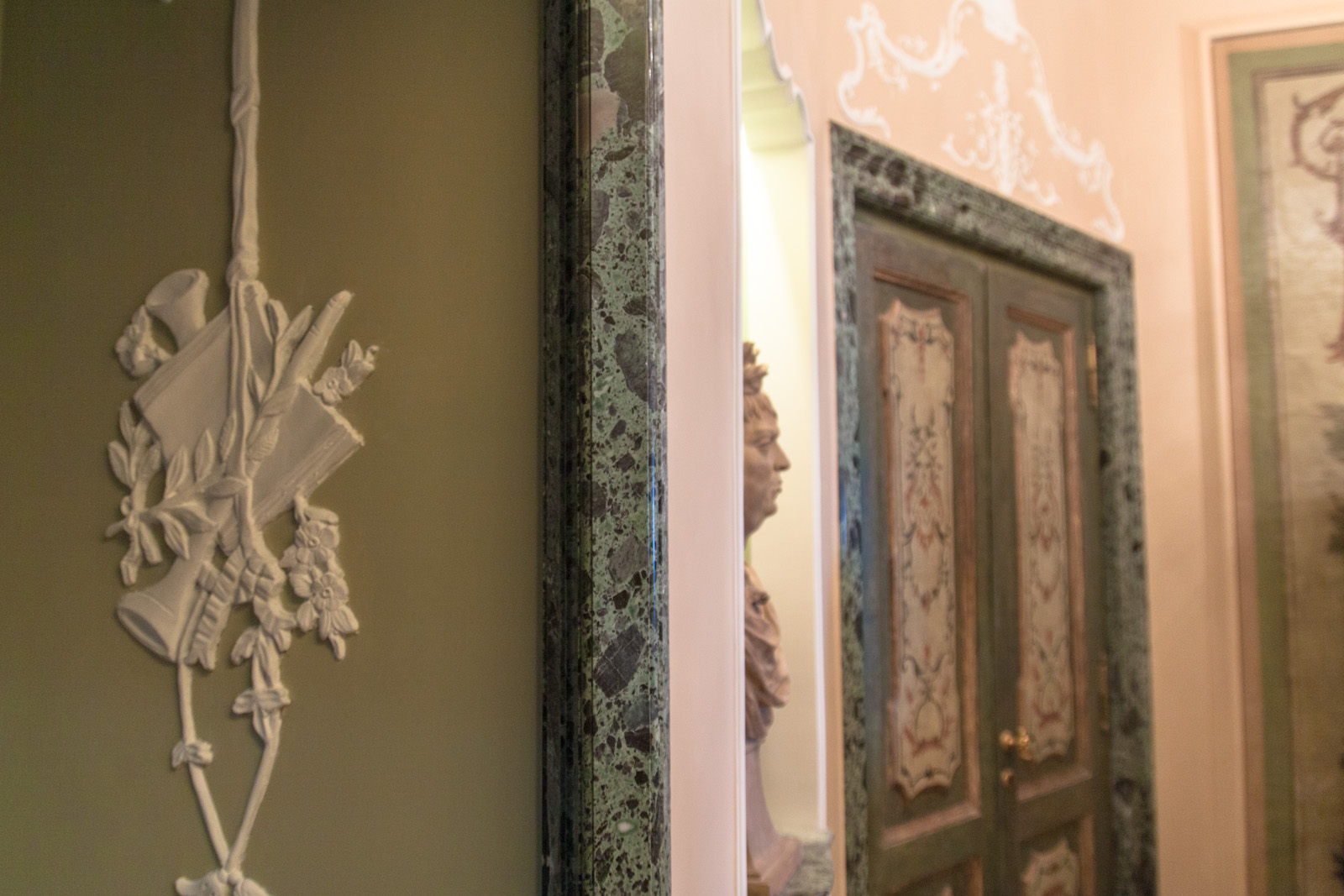 Rosoni classici, cornici e controsoffitti in gesso per questa ... Pannelli decorativi gesso